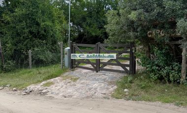 V205. CUESTA BLANCA. DPTOS DE TRONCO FRENTE AL RÍO C/ COCHERAS Y PILETA.