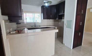 CASA EN RENTA, 4 RECAMARAS, FRACC. PRIVADO, ALBERCA. CARMEN, CAMPECHE