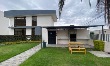 Casa en Venta / Mitad del Mundo