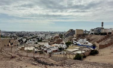 Vendo amplio terreno con hermosa vista en Casuarinas Sur.