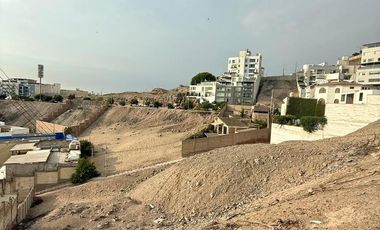 Vendo amplio terreno con hermosa vista en Casuarinas Sur.