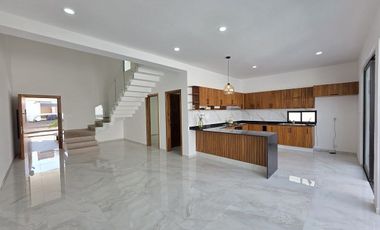 Casa en Venta 4 recámaras y alberca, Lomas del Dorado