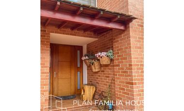 Casa de dos niveles con zona verde en Cajicá