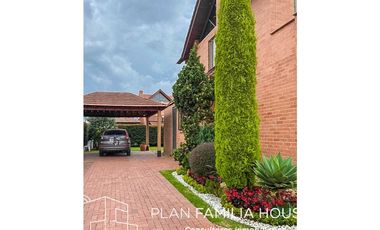 Casa de dos niveles con zona verde en Cajicá