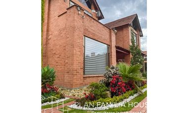 Casa de dos niveles con zona verde en Cajicá