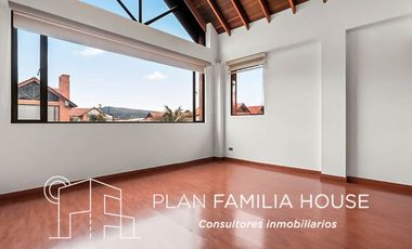 Casa de dos niveles con zona verde en Cajicá