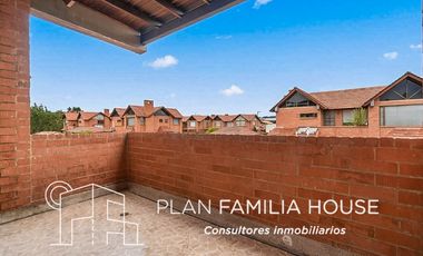 Casa de dos niveles con zona verde en Cajicá