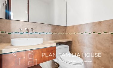 Casa de dos niveles con zona verde en Cajicá