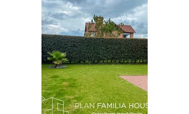 Casa de dos niveles con zona verde en Cajicá