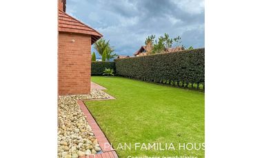 Casa de dos niveles con zona verde en Cajicá