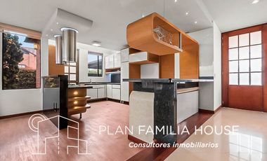 Casa de dos niveles con zona verde en Cajicá