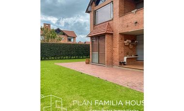 Casa de dos niveles con zona verde en Cajicá