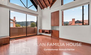 Casa de dos niveles con zona verde en Cajicá