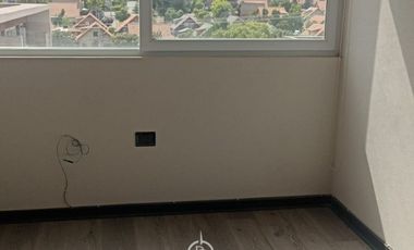 Luminoso Departamento en Arriendo – Octavo Piso, Vista Oriente