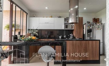 Casa en cota, club house, esquinera, zona verde, Serrato