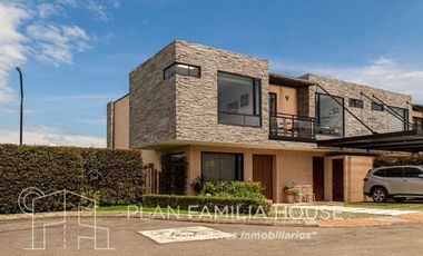 Casa en cota, club house, esquinera, zona verde, Serrato