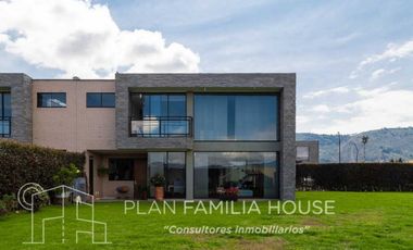 Casa en cota, club house, esquinera, zona verde, Serrato