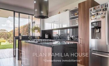 Casa en cota, club house, esquinera, zona verde, Serrato