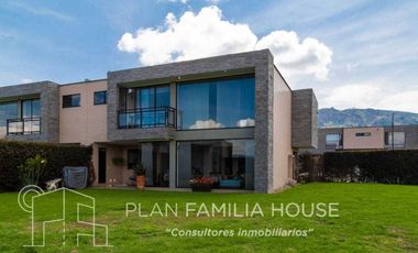 Casa en cota, club house, esquinera, zona verde, Serrato