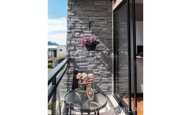 Casa en cota, club house, esquinera, zona verde, Serrato