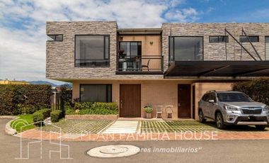 Casa en cota, club house, esquinera, zona verde, Serrato