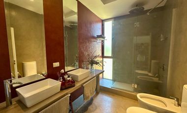 VENTA: Casa sobre un lote de 1000m2, parque y pileta al Golf.