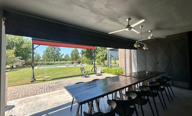 VENTA: Casa sobre un lote de 1000m2, parque y pileta al Golf.