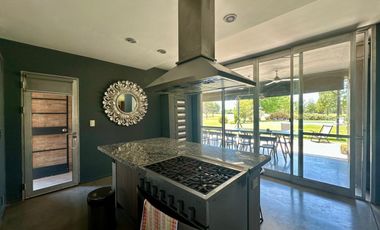 VENTA: Casa sobre un lote de 1000m2, parque y pileta al Golf.