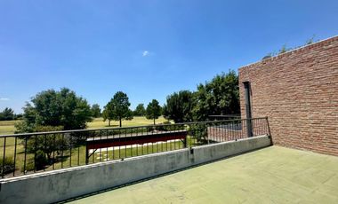 VENTA: Casa sobre un lote de 1000m2, parque y pileta al Golf.