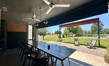 VENTA: Casa sobre un lote de 1000m2, parque y pileta al Golf.