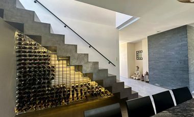 VENTA: Casa sobre un lote de 1000m2, parque y pileta al Golf.