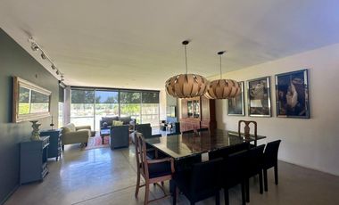 VENTA: Casa sobre un lote de 1000m2, parque y pileta al Golf.