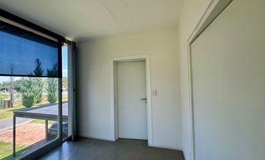 VENTA: Casa sobre un lote de 1000m2, parque y pileta al Golf.