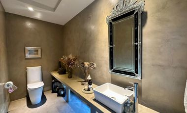 VENTA: Casa sobre un lote de 1000m2, parque y pileta al Golf.