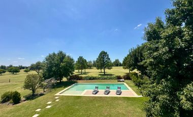 VENTA: Casa sobre un lote de 1000m2, parque y pileta al Golf.
