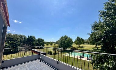 VENTA: Casa sobre un lote de 1000m2, parque y pileta al Golf.