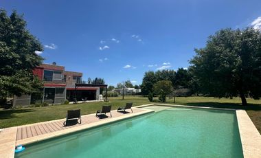 VENTA: Casa sobre un lote de 1000m2, parque y pileta al Golf.