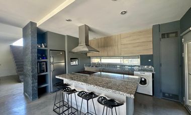 VENTA: Casa sobre un lote de 1000m2, parque y pileta al Golf.