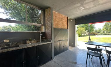 VENTA: Casa sobre un lote de 1000m2, parque y pileta al Golf.