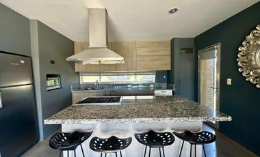 VENTA: Casa sobre un lote de 1000m2, parque y pileta al Golf.