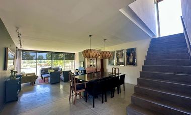 VENTA: Casa sobre un lote de 1000m2, parque y pileta al Golf.