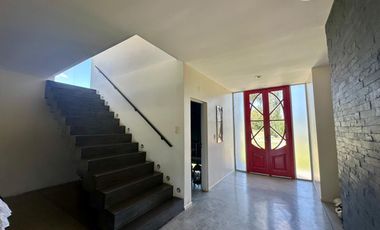 VENTA: Casa sobre un lote de 1000m2, parque y pileta al Golf.