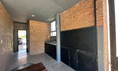 VENTA: Casa sobre un lote de 1000m2, parque y pileta al Golf.