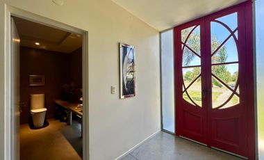 VENTA: Casa sobre un lote de 1000m2, parque y pileta al Golf.