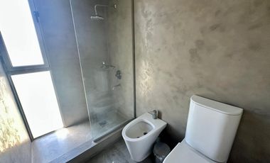 VENTA: Casa sobre un lote de 1000m2, parque y pileta al Golf.