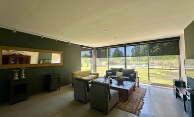 VENTA: Casa sobre un lote de 1000m2, parque y pileta al Golf.