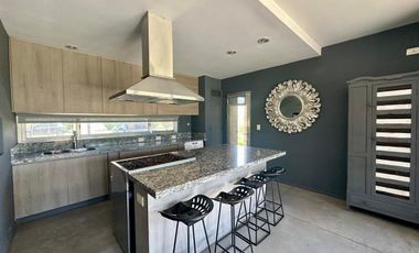 VENTA: Casa sobre un lote de 1000m2, parque y pileta al Golf.