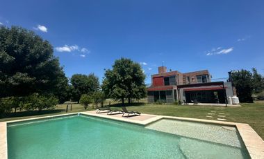 VENTA: Casa sobre un lote de 1000m2, parque y pileta al Golf.