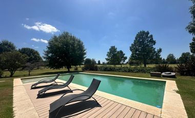 VENTA: Casa sobre un lote de 1000m2, parque y pileta al Golf.