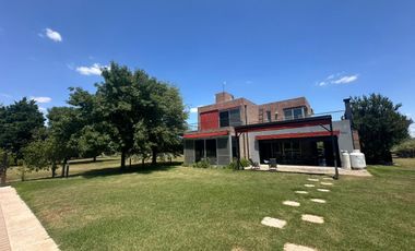 VENTA: Casa sobre un lote de 1000m2, parque y pileta al Golf.